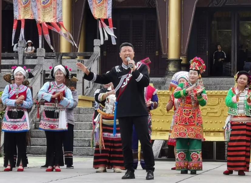 泰国格乐大学学子蒙才华演唱《千年古道情犹在》顺利演出