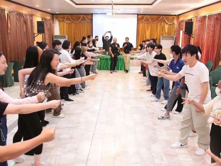 泰国格乐大学学生事务处体育与学生活动中心在巴吞他尼府举办"大学生领袖学习营"活动