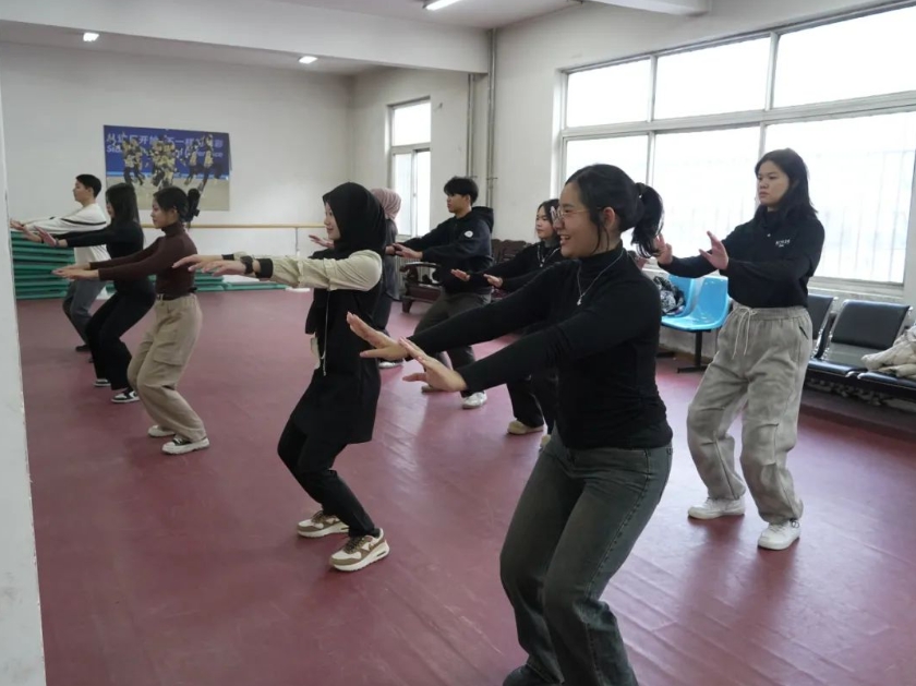 泰国格乐大学研学团榆林学院体验+1，用一杯茶建立两国良好友谊的桥梁