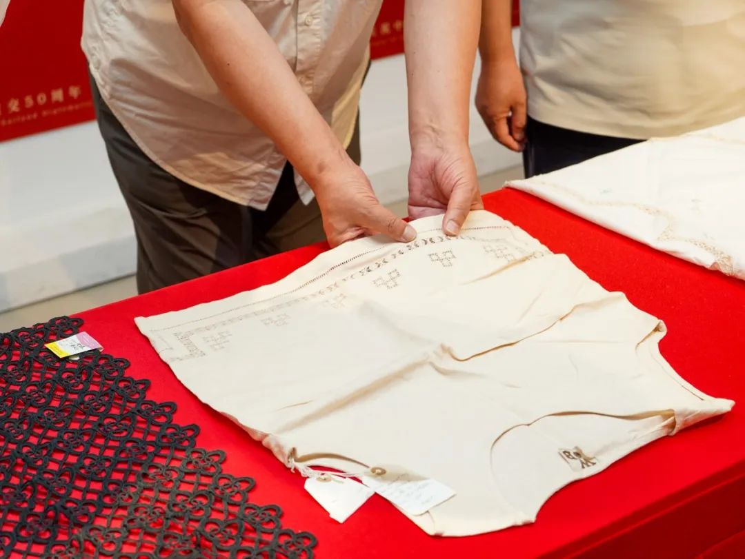 庆祝中泰建交50周年 | 中国抽纱艺术设计展“丝语绣章”在泰国格乐大学华彩揭幕
